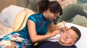 中國浙江的掏耳朵服務（圖／翻攝自微博）