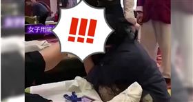 中國腳底按摩，女技師突然用嘴舔腳