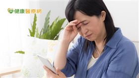 長時間使用手機、電腦、電視等電子螢幕設備，將導致眨眼頻率減少，眼球表面油脂降低，淚膜易揮發，眼睛容易乾燥感覺到不舒服，進而也可能損傷分泌黏蛋白(黏液層中的成分)的細胞，形成乾眼的惡性循環。