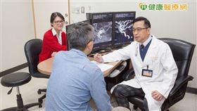 黃浩輝教授提醒，腦動脈瘤好發於有相關家族病史、三高族群、動脈粥樣硬化及長期抽菸族，因腦動脈瘤初期無症狀，過去常有破裂跡象時才能確診，但現在影像檢查儀器越來越進步，包含磁共振（MRA）或電腦斷層血管攝影（CTA），都能協助民眾早期診斷、治療。