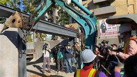 顏家招待所，違章，拆除，怪手，親自敲下第一塊磚(圖/翻攝畫面)