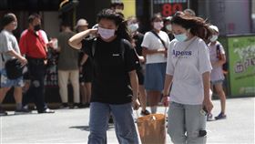 台灣26日零本土病例（2）中央流行疫情指揮中心宣布，26日新增8例COVID-19確定病例，均為境外移入，國內無新增本土個案，也無添加死亡個案。民眾出門戴口罩已成日常。中央社記者吳家昇攝  110年9月26日