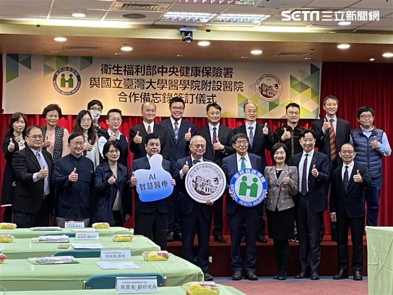 健保署長李伯璋(前排右四)今上午出席「健保署與台大醫院簽署合作備忘錄」。(圖/記者簡浩正攝影)