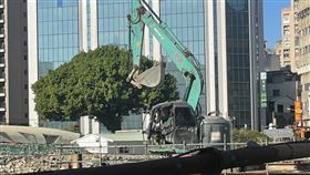 台中市工地，怪手團戰打架，挖斗攻擊 (圖/翻攝畫面)