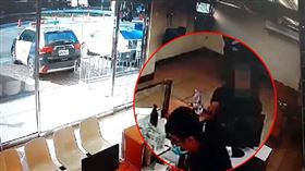 關西分駐所,皮夾,拾荒婦,紙條（圖／翻攝畫面）