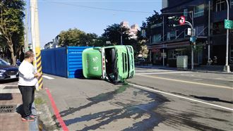 貨櫃車街頭翻覆！警消破窗救援中