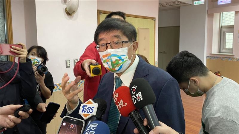  李伯璋被拍到與年輕女子十指緊扣。(圖/記者簡浩正攝影)