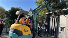 顏家招待所部分違建拆了  顏寬恒敲下第一塊磚台中市政府認定中國國民黨台中市第2選舉區立法委員補選參選人顏寬恒家族招待所部分違建，要求限期拆除。招待所2日大門拉起封鎖線，7日上午工人與機具進場，顏寬恒坐上怪手親自敲下第一塊磚。中央社記者郝雪卿台中攝  110年12月7日