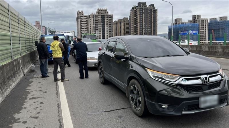 台65追撞3傷！雙B名車成夾心餅乾