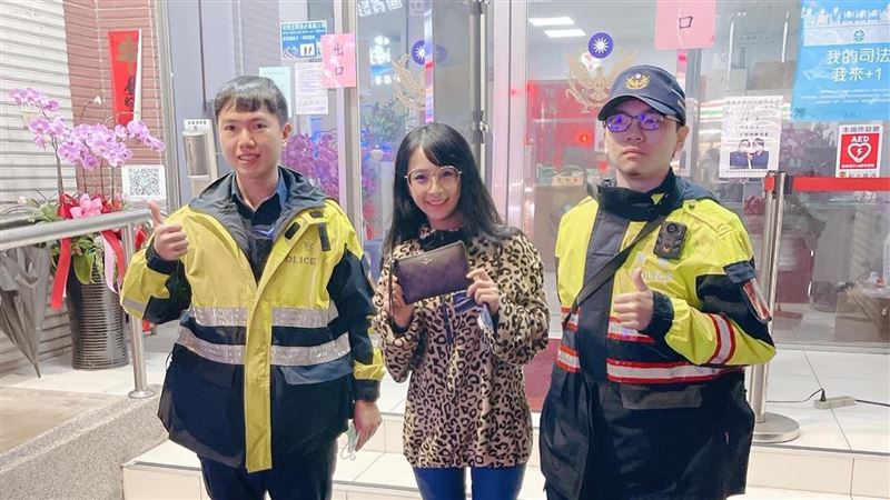美麗少婦掉皮包！警速尋回　千人按讚