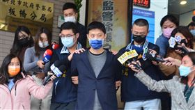 林秉樞涉施暴高嘉瑜  警以傷害等罪嫌移送（1）檢警偵辦民進黨立委高嘉瑜遭男友林秉樞施暴案，查出包括高嘉瑜在內有4名被害人疑遭拍不雅照。警方1日下午以傷害、強制罪嫌等將林秉樞（中）移送檢方複訊。中央社記者黃旭昇新北攝  110年12月1日