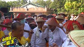 ▲觀音媽、中軍大爺頭籤正在協商。（圖／寶島神很大）