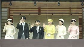 日本德仁天皇（左三）與雅子皇后（左四）、秋篠宮文仁親王（左二）、秋篠宮太子妃紀子（右二）、真子公主（左一）、佳子公主（右一）2019年一同現身東京皇居。（圖／美聯社／達志影像）