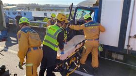 新／台中中彰公車5車連撞　一男受困（圖／翻攝畫面）