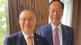 郭台銘在兩岸企業家峰會遇到駱錦明。郭董臉書