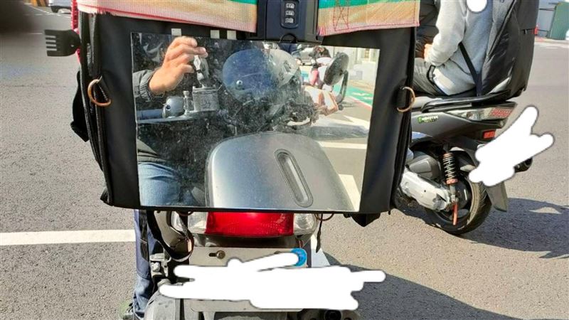 機車後貼「大鏡子」　用途曝光網讚翻
