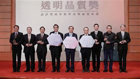 廉政署透明晶質獎  6機關獲特優法務部廉政署7日在國家圖書館舉辦「透明晶質獎試評獎成果觀摩會暨頒獎典禮」，內政部警政署刑事警察局、經濟部水利署第四河川局等6個機關獲頒110年度特優機關，法務部長蔡清祥（中）親自表揚並合影。（法務部廉政署提供）中央社記者劉世怡傳真  110年12月7日