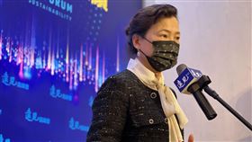 經濟部長王美花出席2021遠見高峰會經濟部長王美花7日表示，企業在任何地方經營都要遵守法治，若挨罰成為政治議題，國際自有公評。中央社記者梁珮綺攝  110年12月7日