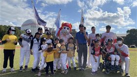 味全龍球星與身障孩童合照。（圖／頂新和德文基金會提供）