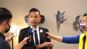 運產發展條例三讀修正  陳建州：可照顧更多選手立法院會7日三讀修正通過運動產業發展條例部分條文，藉150%抵稅額提升企業投資意願。P. LEAGUE+聯盟執行長陳建州（中）受訪表示，這對台灣體育發展是很重要一步，可照顧更多選手。中央社記者黃巧雯攝  110年12月7日