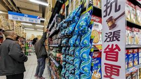 主計總處公布11月消費者物價指數（3）主計總處7日公布，11月消費者物價指數（CPI）年增率為2.84%，再次突破2%的通膨警戒線，更創下逾8年半新高紀錄。圖為賣場貼出「抗漲」字樣，吸引消費者選購商品。中央社記者鄭清元攝  110年12月7日