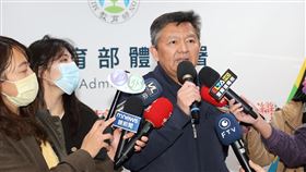 運產發展條例三讀修正  體育署：增企業贊助意願立法院針對運動產業發展條例部分條文進行修正，體育署副署長林哲宏（右）7日表示，企業每年捐贈職業或業餘運動新台幣1000萬元內，將可申報金額的150%由營所稅扣抵，將會增加企業贊助意願。（體育署提供）中央社記者龍柏安傳真  110年12月7日