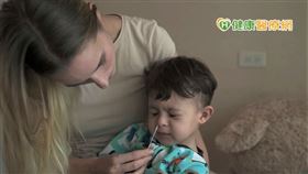 現行COVID-19檢測多採「戳鼻子」方式，小朋友容易抗拒。