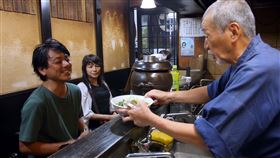 【四季拉麵物語】劇照-知名涉谷系樂團Sunny Day Service貝斯手田中貴(左1)，也是備前亭的多年老顧客之一（圖／天馬行空提供）