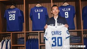 富邦悍將主場新莊球場開幕記者會，領隊蔡承儒親自示範製作球迷專屬球衣。 圖／記者林敬旻攝