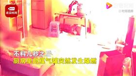 步出廚房秒氣爆　救媽的竟是1歲兒（圖／翻攝自時間視頻）