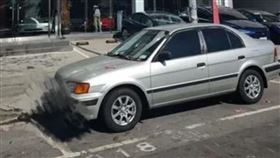 嫌老車礙眼？停特斯拉車廠前竟遭檢舉（圖／翻攝自爆料公社）