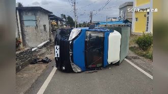 開椰子車自撞翻覆路邊　駕駛送醫不治