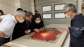 國家重要古物蔡復一畫像返回金門  19日亮相金門第一件國家重要古物「蔡復一畫像」，已運抵金門，預定19日與金門鄉親見面。圖為金門縣文化局長許正芳（前左）等人在在國立台灣博物館點交畫像。（金門縣文化局提供）中央社記者黃慧敏傳真  110年12月8日