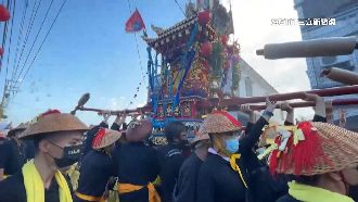 小琉球迎王！網友批遊客搶食還打包