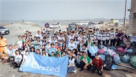 ▲11月中近百位沃旭同仁與家人在線西鄉肉粽角，與線西國中學子攜手淨灘。（圖／業者提供）