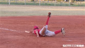 嬤打零工栽培少棒孫　畢業學長暖相助