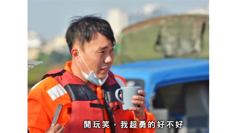 海巡全速狂游救墜海民眾　網：好英勇