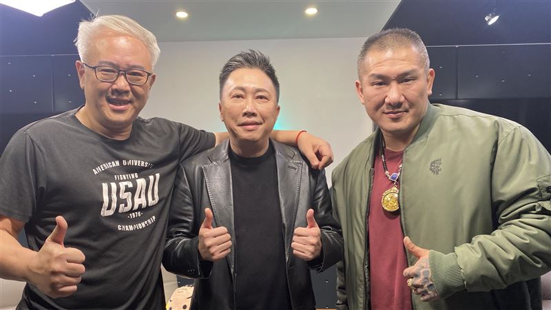 趙正平現身館長直播　 陸網翻牆搶看