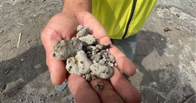 ▲有族人在蘭嶼沿岸跟部落灘頭，發現「火山浮石」的蹤影，這些浮石會對出海的漁船造成影響。（圖／記者王浩原攝）
