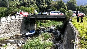 狗朝橋下吠  貨運駕駛好奇一看發現2