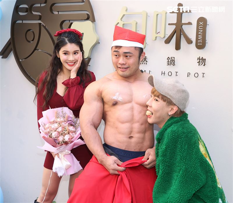 反骨琳妲旬味自然鍋物開幕好友林進站台祝賀。（記者邱榮吉/攝影）