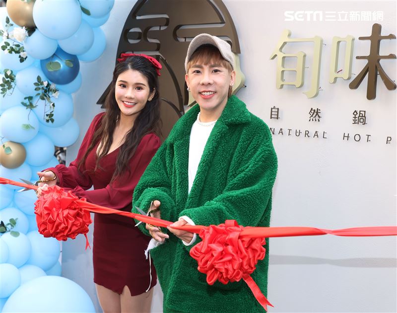反骨琳妲旬味自然鍋物開幕好友林進站台祝賀。（記者邱榮吉/攝影）