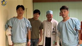 ▲4人合影左起為詹子賢、林威助、執刀醫師周文毅與李振昌。（圖／中信兄弟球團提供）