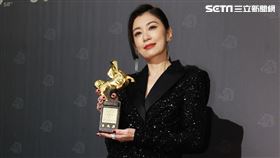 金馬58賈靜雯出道31年首度拿下金馬影后。（記者邱榮吉、楊澍/攝影）