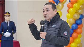 新北警方辦案全力以赴  侯友宜肯定新北市長侯友宜（右）23日在體訓中心致詞說，警方偵辦重大刑案全力以赴，無論槍擊案或毒品，都不眠不休往前衝，近期多起案件警方無私維護治安令人感動。中央社記者黃旭昇新北攝  110年11月23日