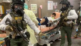 ▲犯下新店咖啡商槍擊命案的「帽T殺手」黃泳群，下機後接受疾管署人員PCR採檢，卻突然癲癇發作倒下，緊急送到仁愛醫院戒護病房治療。（圖／翻攝畫面）