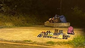路邊冒大量「無人鞋包」！她深夜路過毛炸　網揭超暖心真相