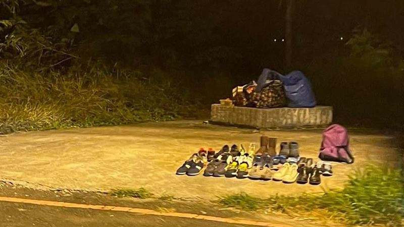 路邊冒大量無人鞋包　網揭超暖心真相