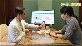 陳炯瑜醫師說，門診出現有關節問題患者，大約在40歲上下，有越來越年輕的趨勢。