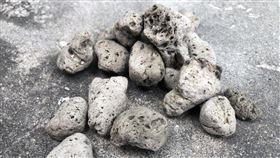 日本火山浮石漂流花蓮外海  數量可觀日本火山浮石漂流範圍擴大，海巡署東部分署第一二岸巡隊目前觀察火山浮石最大約比網球大，大部分都是細小如沙，因質量較輕，在海面上漂浮，航行船隻若不慎吸入引擎，恐造成機械故障等問題。（第一二岸巡隊提供）中央社記者張祈傳真  110年12月8日